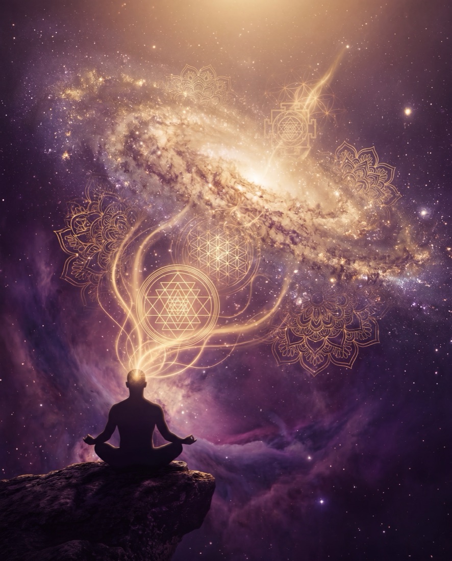 Silueta en meditación expandiéndose hacia una galaxia dorada y geometría sagrada en un cosmos violeta